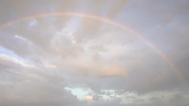 Gökkuşağı akşam gökyüzünde 