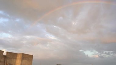 Gökkuşağı akşam gökyüzünde 