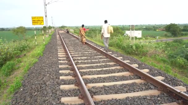 Indiano Homem Mulher Andando Trem Durante Dia — Vídeo de Stock