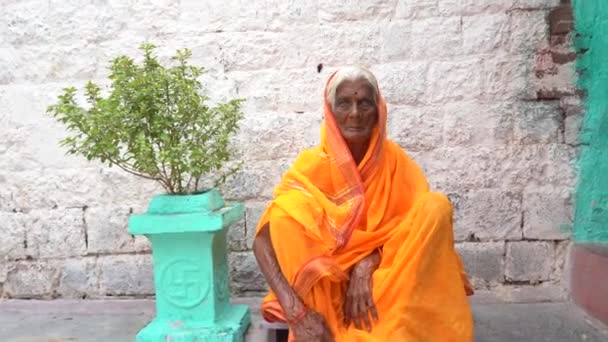 Portrait Femme Rurale Vêtue Vêtements Traditionnels Devant Cabane Matin — Video