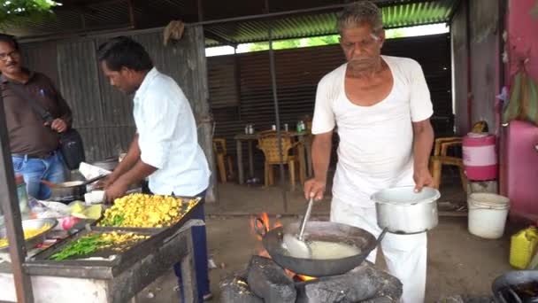 Amravati Maharashtra Inde Janvier 2018 Homme Non Identifié Fabriquant Cuisinant — Video
