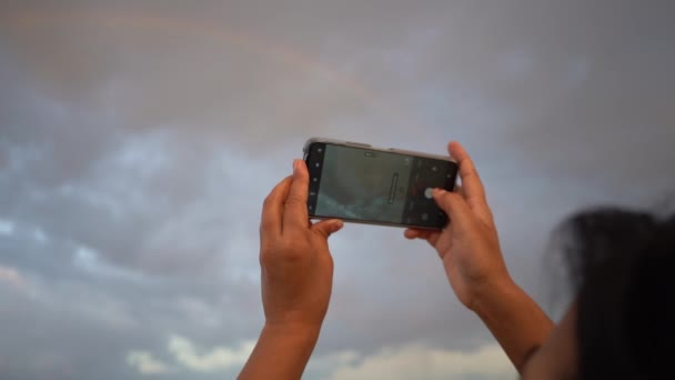 Mujer Tomando Fotos Arco Iris Móvil — Vídeo de stock