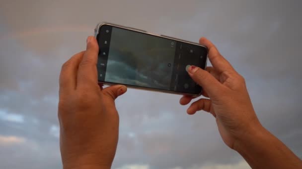 Vrouw Het Nemen Van Foto Van Regenboog Mobiel — Stockvideo