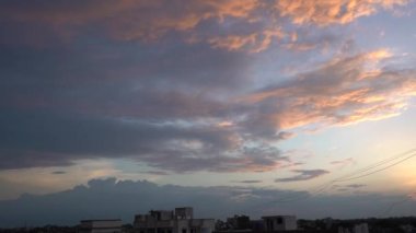 Görkemli günbatımı ya da gün doğumu manzarası Doğanın inanılmaz ışığı bulutlu gökyüzü.