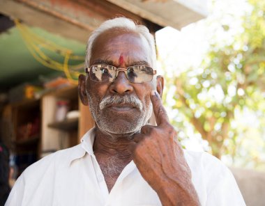 MUMBAI, MAHARASHTRA, INDIA 21 Şubat 2017: İnsanlar, bölgedeki sandık merkezinin önünde oy kullandıktan sonra mürekkep izli parmaklarını gösteriyor.