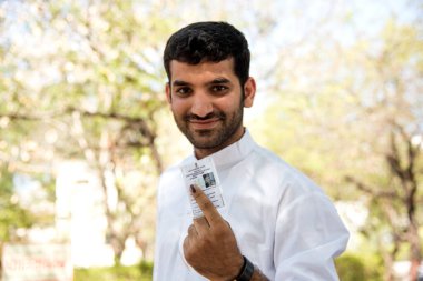 MUMBAI, MAHARASHTRA, INDIA 21 Şubat 2017: Tanımlanamayan kişiler, bölgedeki sandık merkezinin önünde oy kullandıktan sonra mürekkep lekeli parmaklarını gösteriyor.