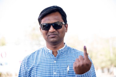 MUMBAI, MAHARASHTRA, INDIA 21 Şubat 2017: Tanımlanamayan kişiler, bölgedeki sandık merkezinin önünde oy kullandıktan sonra mürekkep lekeli parmaklarını gösteriyor.