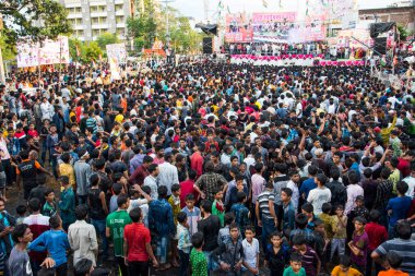 AMRAVATI, MAHARASHTRA, INDIA - 15 AĞUSTOS 2017: Insan kulesi inşa eden ve Tanrı Krishna 'nın doğumunu kutlamak için Dahi Handi festivalinin tadını çıkaran genç insanlar kalabalığı, Hindistan' ın Maharashtra kentinde.