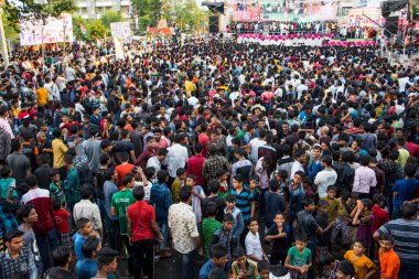 AMRAVATI, MAHARASHTRA, INDIA - 15 AĞUSTOS 2017: Insan kulesi inşa eden ve Tanrı Krishna 'nın doğumunu kutlamak için Dahi Handi festivalinin tadını çıkaran genç insanlar kalabalığı, Hindistan' ın Maharashtra kentinde.
