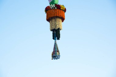 AMRAVATI, MAHARASHTRA, INDIA - 15 AĞUSTOS 2017: Insan kulesi inşa eden ve Tanrı Krishna 'nın doğumunu kutlamak için Dahi Handi festivalinin tadını çıkaran genç insanlar kalabalığı, Hindistan' ın Maharashtra kentinde.