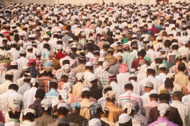 AMRAVATI, MAHARASHTRA, INDIA 26 Haziran 2017: Bugün Ramazan Bayramı vesilesiyle çok sayıda insan Eidgah 'ta sabah namazı kıldı. 