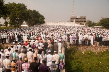 AMRAVATI, MAHARASHTRA, INDIA 26 Haziran 2017: Bugün Ramazan Bayramı vesilesiyle çok sayıda insan Eidgah 'ta sabah namazı kıldı. 