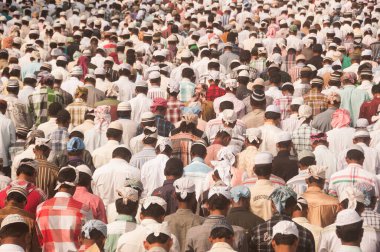 AMRAVATI, MAHARASHTRA, INDIA 26 Haziran 2017: Bugün Ramazan Bayramı vesilesiyle çok sayıda insan Eidgah 'ta sabah namazı kıldı. 