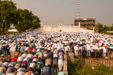 AMRAVATI, MAHARASHTRA, INDIA 26 Haziran 2017: Bugün Ramazan Bayramı vesilesiyle çok sayıda insan Eidgah 'ta sabah namazı kıldı. 