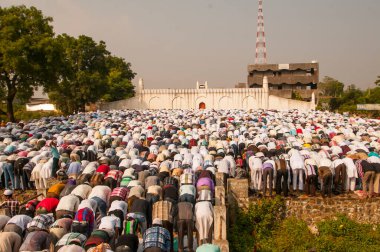 AMRAVATI, MAHARASHTRA, INDIA 26 Haziran 2017: Bugün Ramazan Bayramı vesilesiyle çok sayıda insan Eidgah 'ta sabah namazı kıldı. 