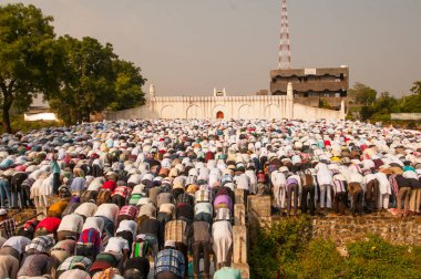 AMRAVATI, MAHARASHTRA, INDIA 26 Haziran 2017: Bugün Ramazan Bayramı vesilesiyle çok sayıda insan Eidgah 'ta sabah namazı kıldı. 