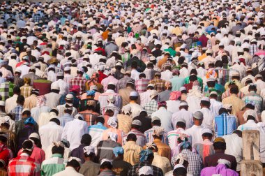 AMRAVATI, MAHARASHTRA, INDIA 26 Haziran 2017: Bugün Ramazan Bayramı vesilesiyle çok sayıda insan Eidgah 'ta sabah namazı kıldı. 