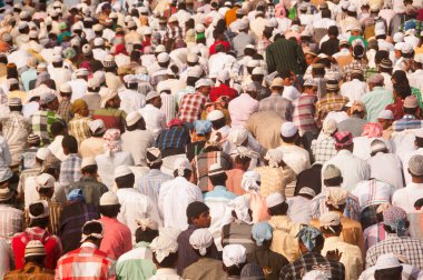 AMRAVATI, MAHARASHTRA, INDIA 26 Haziran 2017: Bugün Ramazan Bayramı vesilesiyle çok sayıda insan Eidgah 'ta sabah namazı kıldı. 