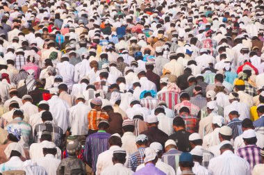 AMRAVATI, MAHARASHTRA, INDIA 26 Haziran 2017: Bugün Ramazan Bayramı vesilesiyle çok sayıda insan Eidgah 'ta sabah namazı kıldı. 