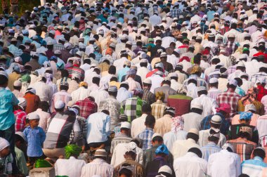 AMRAVATI, MAHARASHTRA, INDIA 26 Haziran 2017: Bugün Ramazan Bayramı vesilesiyle çok sayıda insan Eidgah 'ta sabah namazı kıldı. 