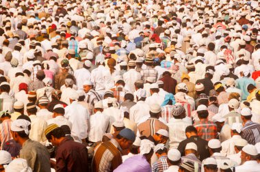 AMRAVATI, MAHARASHTRA, INDIA 26 Haziran 2017: Bugün Ramazan Bayramı vesilesiyle çok sayıda insan Eidgah 'ta sabah namazı kıldı. 