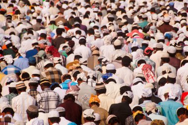 AMRAVATI, MAHARASHTRA, INDIA 26 Haziran 2017: Bugün Ramazan Bayramı vesilesiyle çok sayıda insan Eidgah 'ta sabah namazı kıldı. 