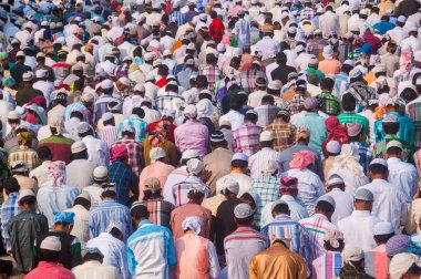 AMRAVATI, MAHARASHTRA, INDIA 26 Haziran 2017: Bugün Ramazan Bayramı vesilesiyle çok sayıda insan Eidgah 'ta sabah namazı kıldı. 