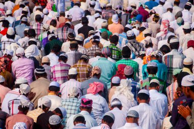 AMRAVATI, MAHARASHTRA, INDIA 26 Haziran 2017: Bugün Ramazan Bayramı vesilesiyle çok sayıda insan Eidgah 'ta sabah namazı kıldı. 