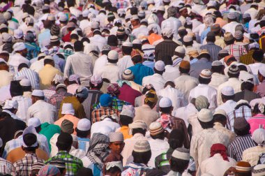 AMRAVATI, MAHARASHTRA, INDIA 26 Haziran 2017: Bugün Ramazan Bayramı vesilesiyle çok sayıda insan Eidgah 'ta sabah namazı kıldı. 