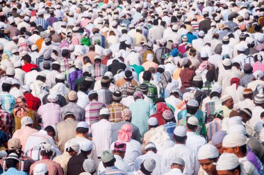 AMRAVATI, MAHARASHTRA, INDIA 26 Haziran 2017: Bugün Ramazan Bayramı vesilesiyle çok sayıda insan Eidgah 'ta sabah namazı kıldı. 