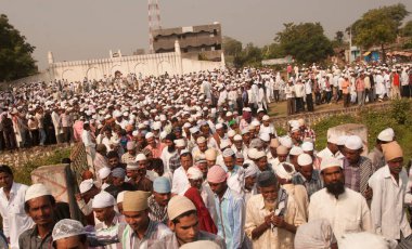 AMRAVATI, MAHARASHTRA, INDIA 26 Haziran 2017: Bugün Ramazan Bayramı vesilesiyle çok sayıda insan Eidgah 'ta sabah namazı kıldı. 
