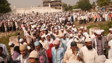 AMRAVATI, MAHARASHTRA, INDIA 26 Haziran 2017: Bugün Ramazan Bayramı vesilesiyle çok sayıda insan Eidgah 'ta sabah namazı kıldı. 
