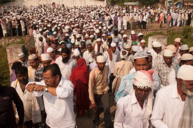 AMRAVATI, MAHARASHTRA, INDIA 26 Haziran 2017: Bugün Ramazan Bayramı vesilesiyle çok sayıda insan Eidgah 'ta sabah namazı kıldı. 