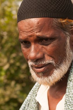 AMRAVATI, MAHARASHTRA, INDIA 26 HAZİRAN 2017: Ramazan Bayramı vesilesiyle Eidgah 'ta sabah namazından sonra eğlenen mutlu Müslümanların portresi. 