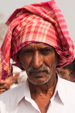 AMRAVATI, MAHARASHTRA, INDIA 26 HAZİRAN 2017: Ramazan Bayramı vesilesiyle Eidgah 'ta sabah namazından sonra eğlenen mutlu Müslümanların portresi. 
