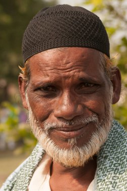 AMRAVATI, MAHARASHTRA, INDIA 26 HAZİRAN 2017: Ramazan Bayramı vesilesiyle Eidgah 'ta sabah namazından sonra eğlenen mutlu Müslümanların portresi. 