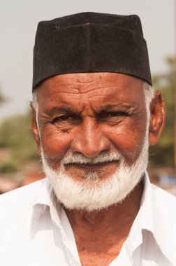 AMRAVATI, MAHARASHTRA, INDIA 26 HAZİRAN 2017: Ramazan Bayramı vesilesiyle Eidgah 'ta sabah namazından sonra eğlenen mutlu Müslümanların portresi. 