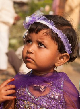 AMRAVATI, MAHARASHTRA, INDIA 26 HAZİRAN 2017: Ramazan Bayramı vesilesiyle Eidgah 'ta sabah namazından sonra eğlenen mutlu Müslümanların portresi. 