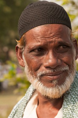 AMRAVATI, MAHARASHTRA, INDIA 26 HAZİRAN 2017: Ramazan Bayramı vesilesiyle Eidgah 'ta sabah namazından sonra eğlenen mutlu Müslümanların portresi. 