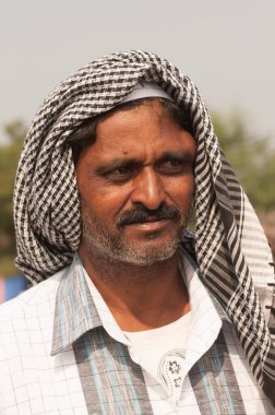 AMRAVATI, MAHARASHTRA, INDIA 26 HAZİRAN 2017: Ramazan Bayramı vesilesiyle Eidgah 'ta sabah namazından sonra eğlenen mutlu Müslümanların portresi. 