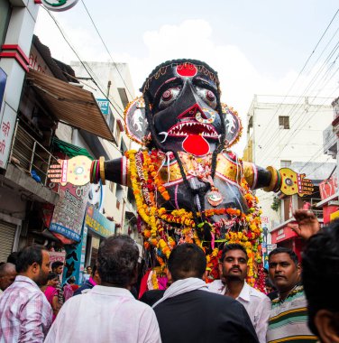 NAGPUR, MAHARASHTRA, INDIA 11 Eylül 2018: Marbat festivali alayındaki kalabalık şehri kötü ruhlardan korumak için kutlanıyor ve şehir sokaklarında şeytani heykeller sergiliyorlar..