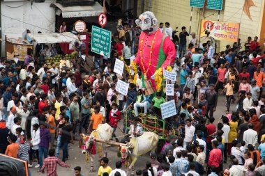 NAGPUR, MAHARASHTRA, INDIA 11 Eylül 2018: Marbat festivali alayındaki kalabalık şehri kötü ruhlardan korumak için kutlanıyor ve şehir sokaklarında şeytani heykeller sergiliyorlar..
