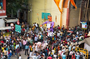 NAGPUR, MAHARASHTRA, INDIA 11 Eylül 2018: Marbat festivali alayındaki kalabalık şehri kötü ruhlardan korumak için kutlanıyor ve şehir sokaklarında şeytani heykeller sergiliyorlar..