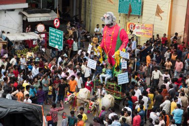 NAGPUR, MAHARASHTRA, INDIA 11 Eylül 2018: Marbat festivali alayındaki kalabalık şehri kötü ruhlardan korumak için kutlanıyor ve şehir sokaklarında şeytani heykeller sergiliyorlar..