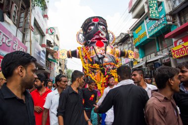 NAGPUR, MAHARASHTRA, INDIA 11 Eylül 2018: Marbat festivali alayındaki kalabalık şehri kötü ruhlardan korumak için kutlanıyor ve şehir sokaklarında şeytani heykeller sergiliyorlar..