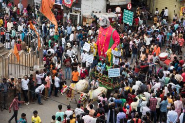 NAGPUR, MAHARASHTRA, INDIA 11 Eylül 2018: Marbat festivali alayındaki kalabalık şehri kötü ruhlardan korumak için kutlanıyor ve şehir sokaklarında şeytani heykeller sergiliyorlar..