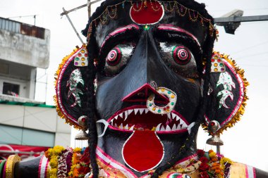 NAGPUR, MAHARASHTRA, INDIA 11 Eylül 2018: Marbat festivali alayındaki kalabalık şehri kötü ruhlardan korumak için kutlanıyor ve şehir sokaklarında şeytani heykeller sergiliyorlar..