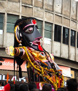 NAGPUR, MAHARASHTRA, INDIA 11 Eylül 2018: Marbat festivali alayındaki kalabalık şehri kötü ruhlardan korumak için kutlanıyor ve şehir sokaklarında şeytani heykeller sergiliyorlar..