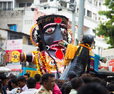 NAGPUR, MAHARASHTRA, INDIA 11 Eylül 2018: Marbat festivali alayındaki kalabalık şehri kötü ruhlardan korumak için kutlanıyor ve şehir sokaklarında şeytani heykeller sergiliyorlar..