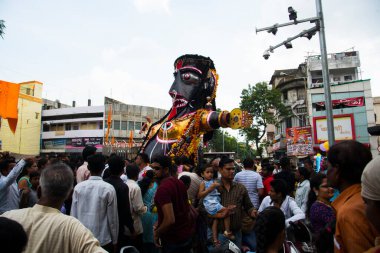 NAGPUR, MAHARASHTRA, INDIA 11 Eylül 2018: Marbat festivali alayındaki kalabalık şehri kötü ruhlardan korumak için kutlanıyor ve şehir sokaklarında şeytani heykeller sergiliyorlar..